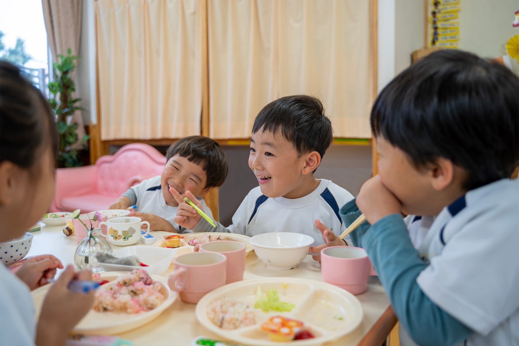 園児が食事をしている様子