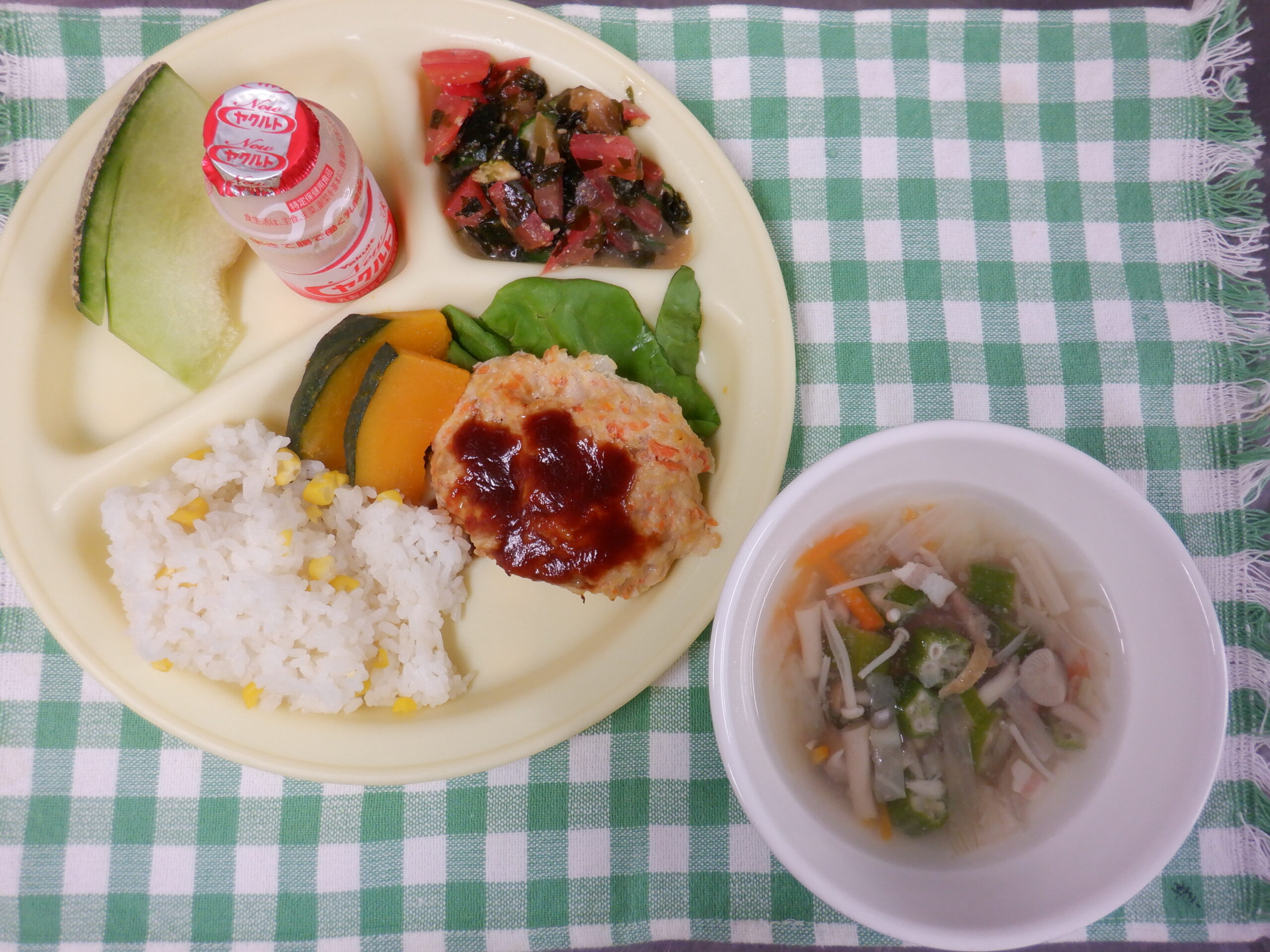 ７月お誕生会レシピ🌻「トマトとわかめのサラダ」