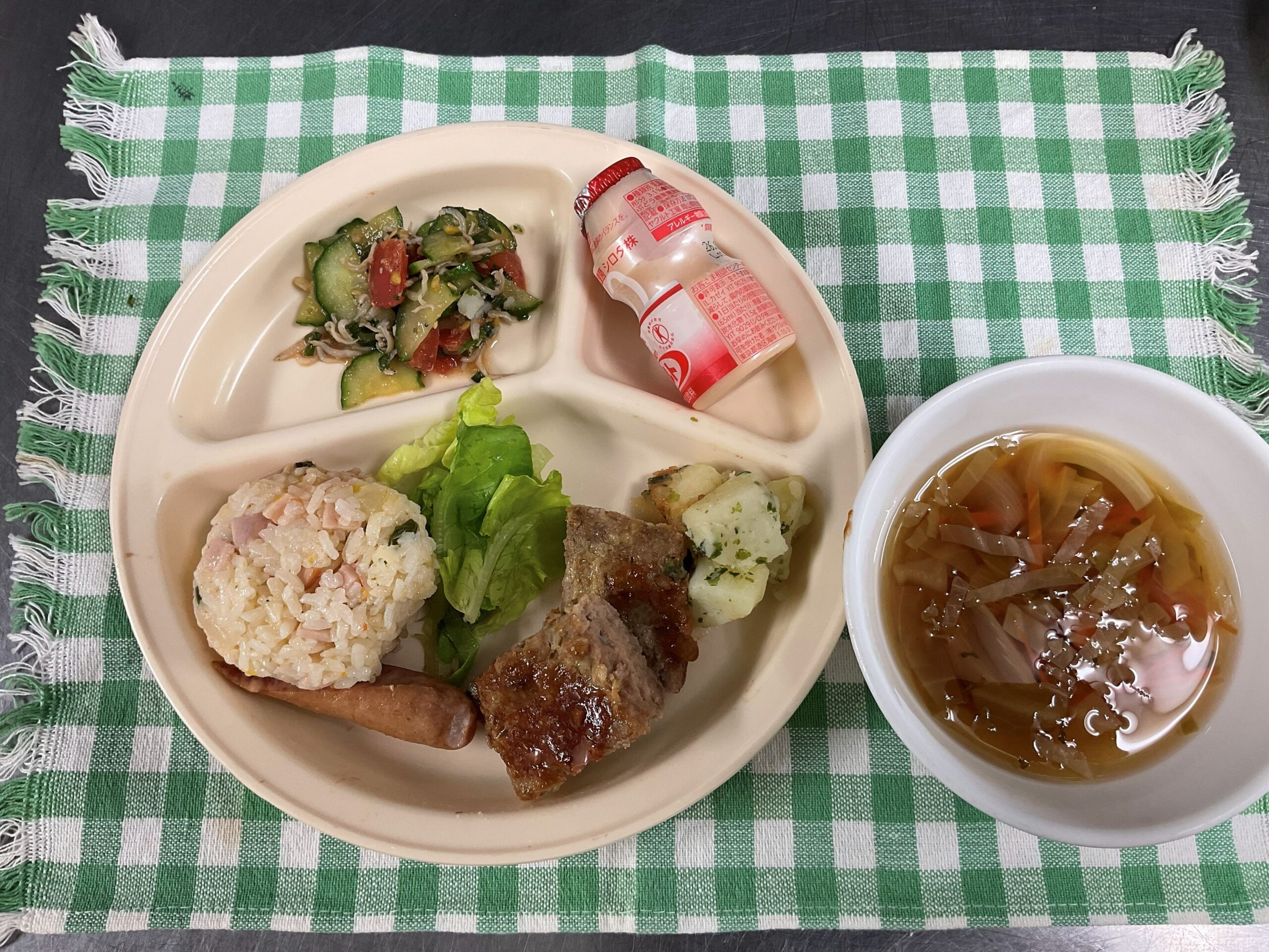 ６月　お誕生会レシピ　「トマトとじゃこのサラダ」